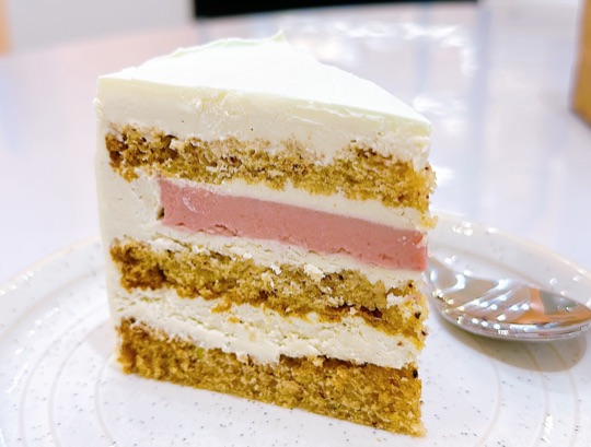 Торт «ФИСТАШКОВЫЙ С КЛУБНИЧНО-МАЛИНОВЫМ ГАНАШЕМ» 2050 р/кг