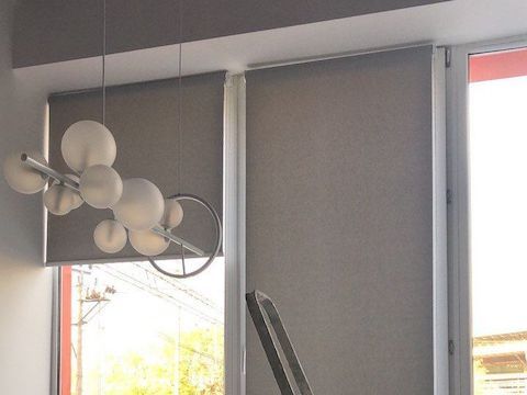 рулонные шторы в офисе
