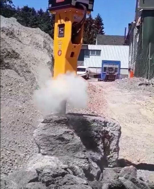 гидромолот indeco 2500 в карьере