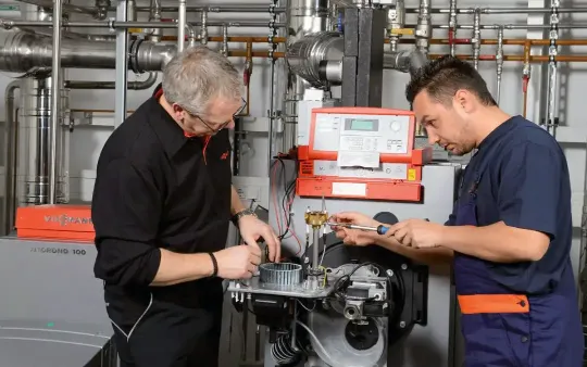 Почему не стоит обслуживать настенный котел своими руками?