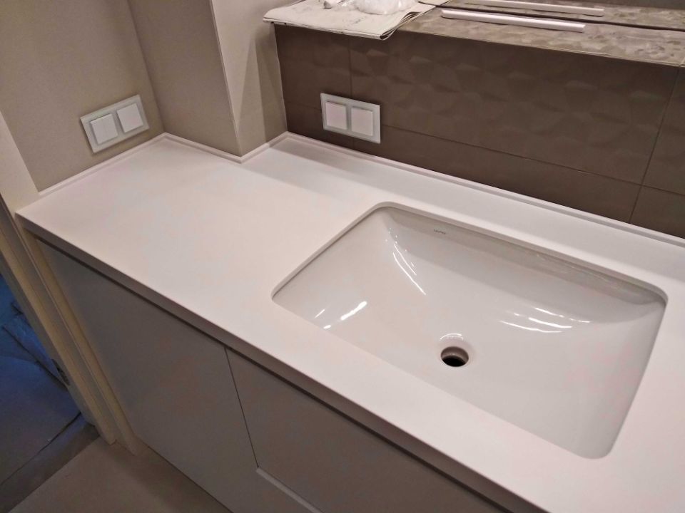 Столешница из искусственного камня в ванную