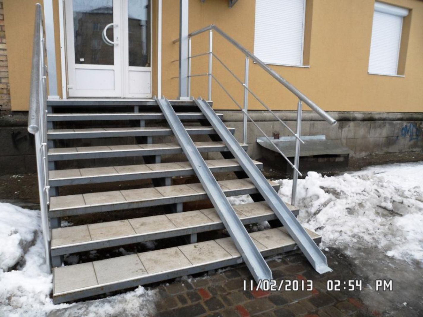 Лестница входной группы. Металлическая лестница с пандусом. Пандус металлический для инвалидов. Крыльцо с пандусом для инвалидов. Лестница входная с пандусом.