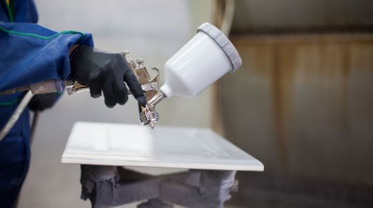 окрашивание поверхности эмалью