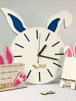 часы из дерева с логотипом