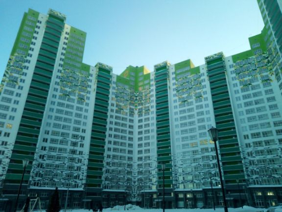 Дом за Лентой Монолит. вид со двора