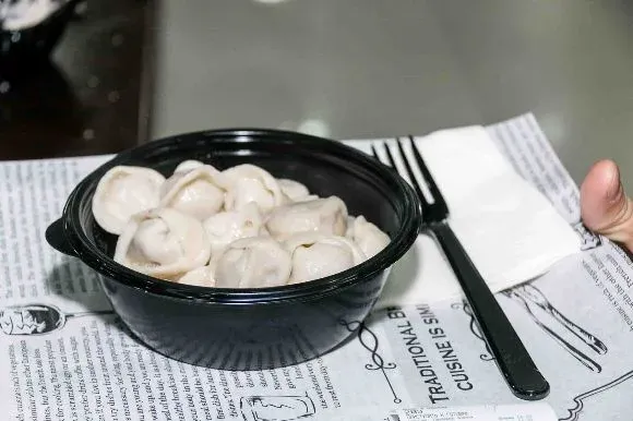 команда на фоне фасада кафе