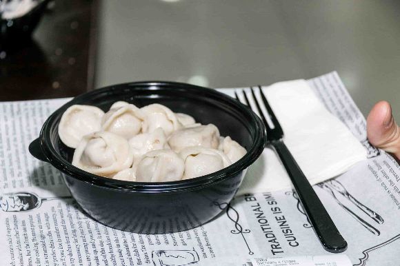 команда на фоне фасада кафе