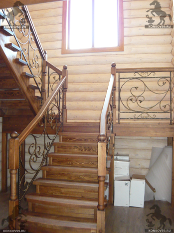 Кованая лестница с деревянными перилами