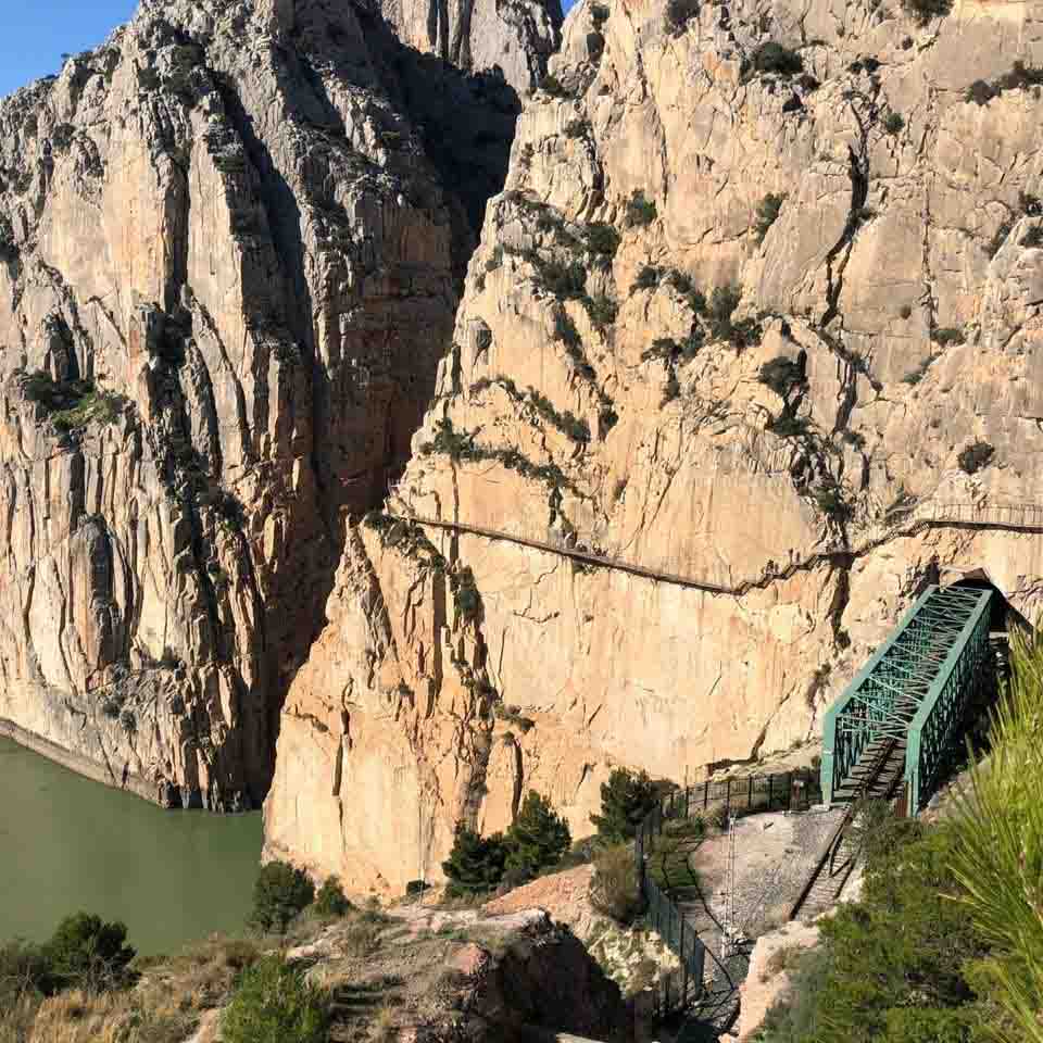 The tunnel and road to El Chorro station