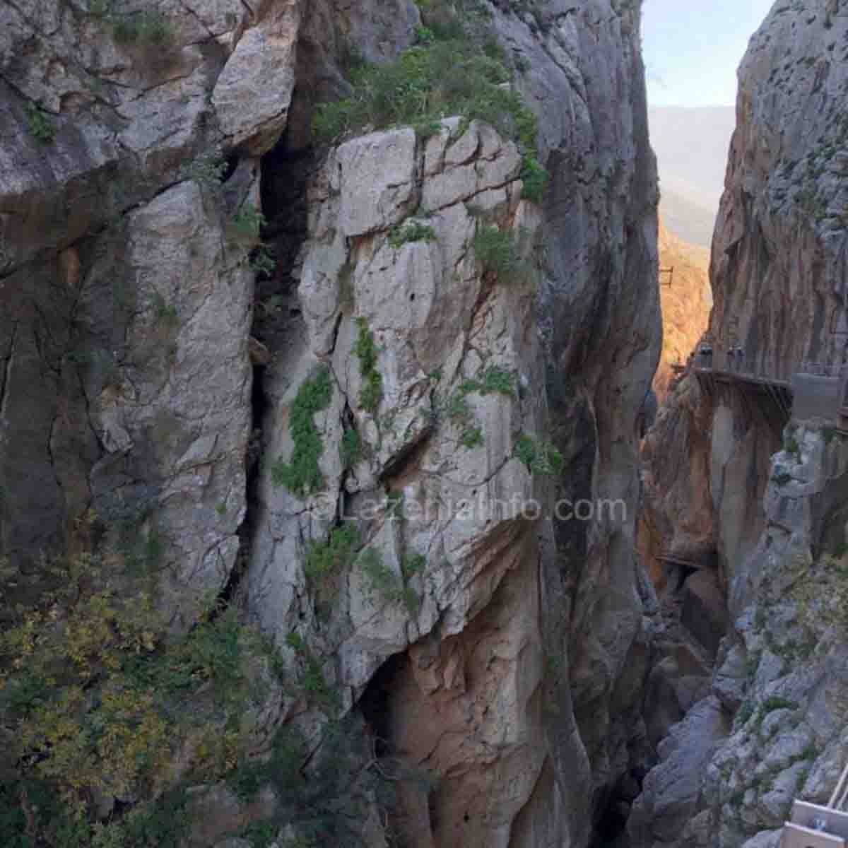 Путь через скалы к равнине