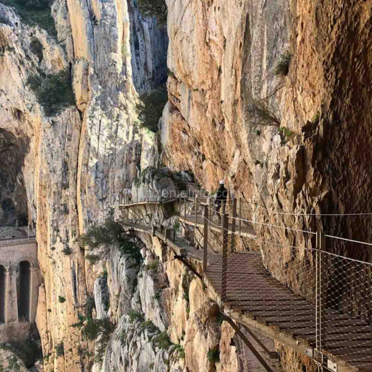 Современный маршрут проходит над старым