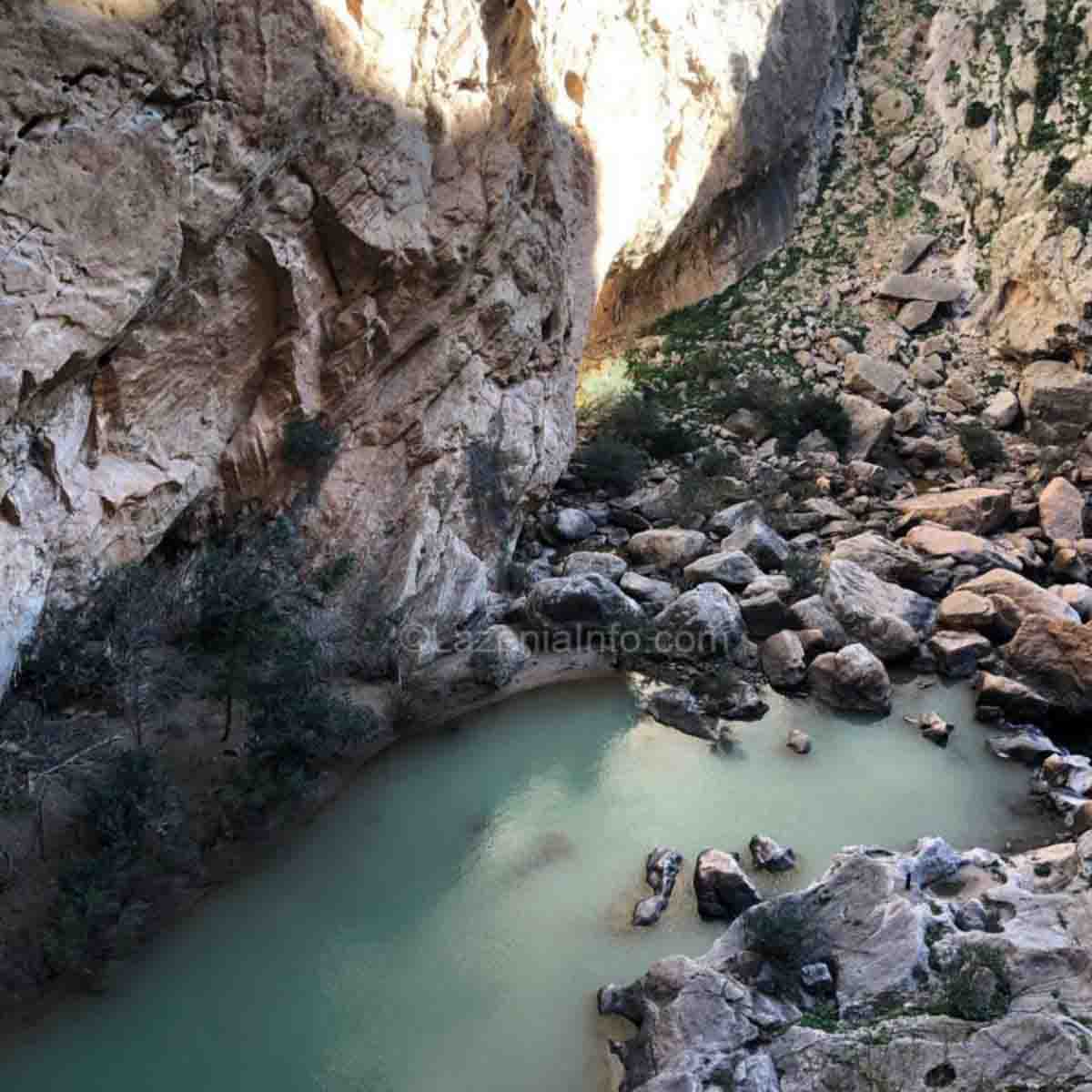 Небольшое озеро в горах