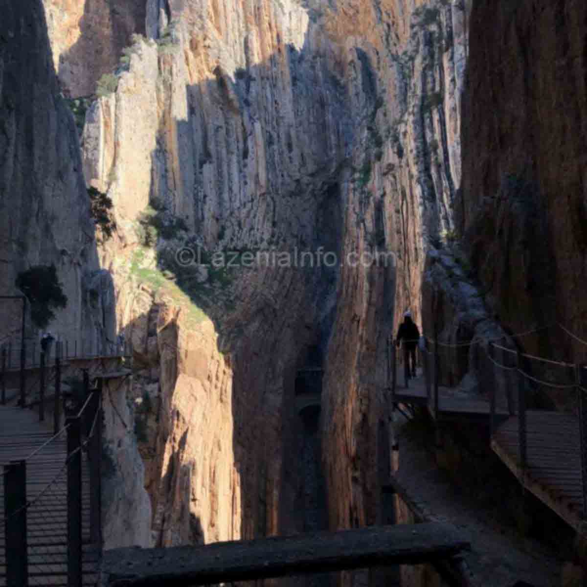 Прогулка между скал