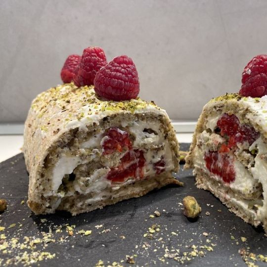Кето меренговый рулет с малиной и фисташками