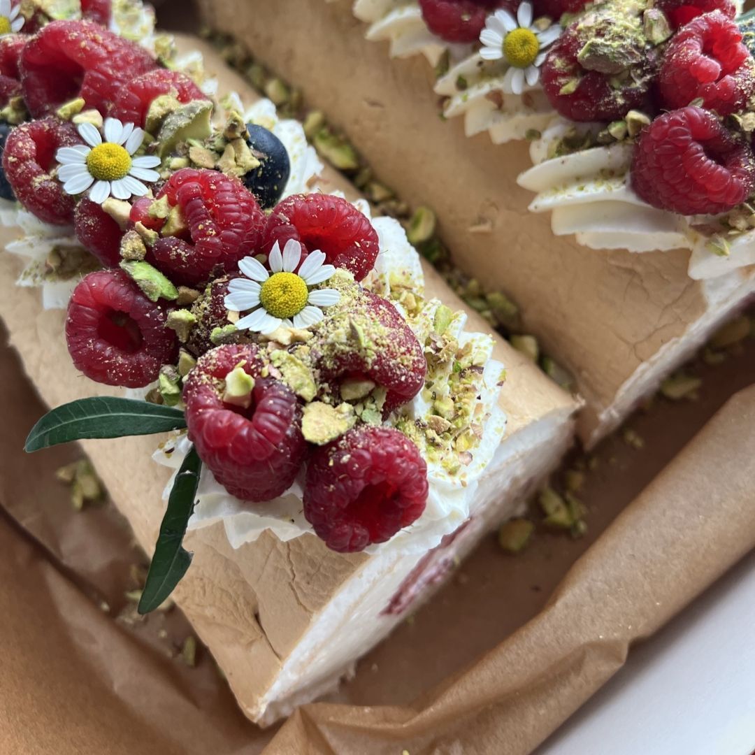 Меренговый рулет ромашка малина голубика - 1.5кг 3000₽