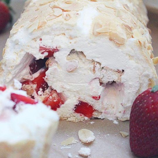 Кето меренговый рулет с клубникой