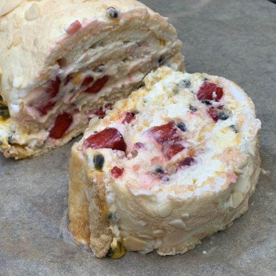 Кето меренговый рулет с клубникой и маракуйей