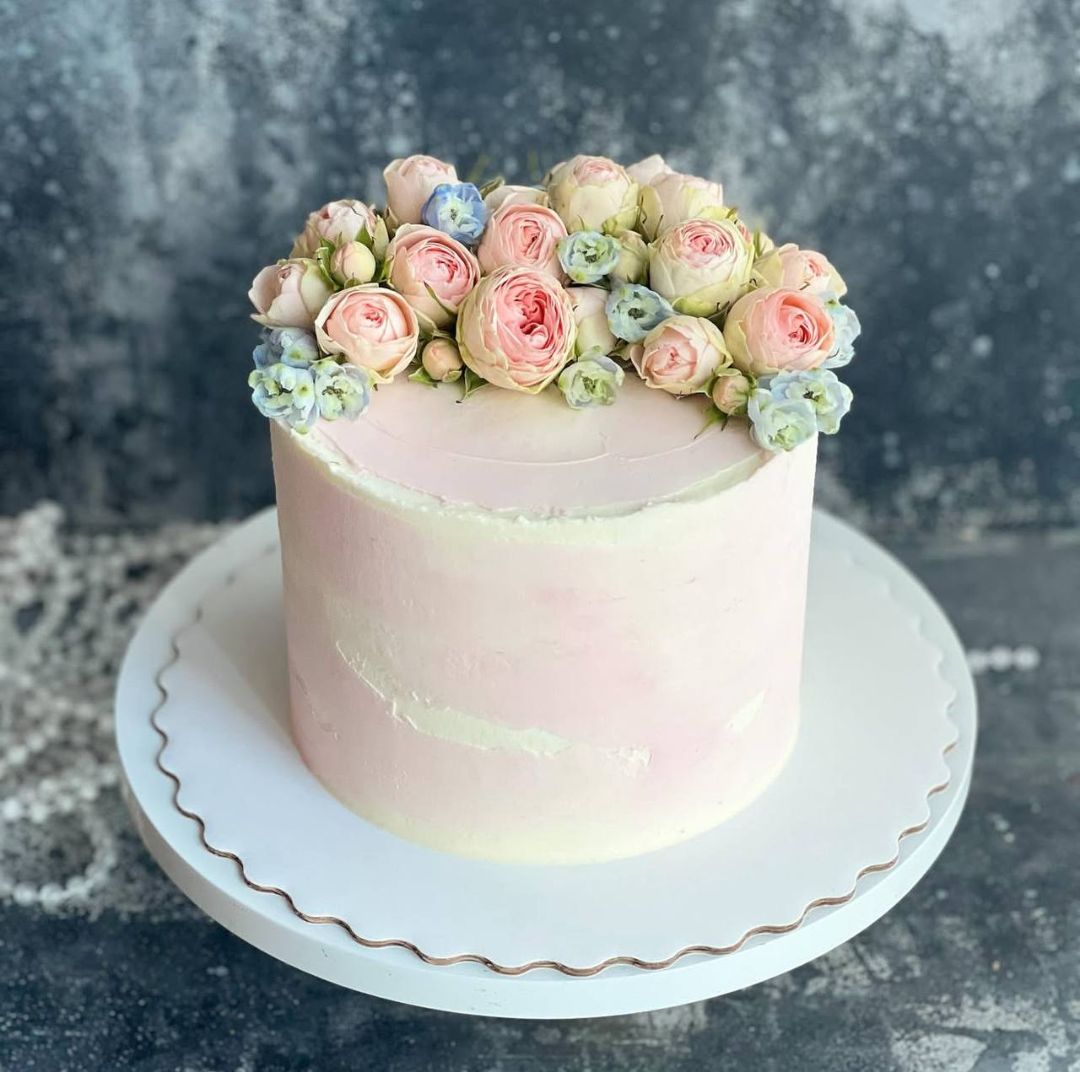 Женский торт на День рождения -  с живыми цветами 2кг