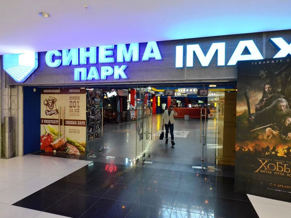 Синема Парк в Челябинске. В 2006 году сотрудниками компании Бест Инжиниринг осуществлялись работы по пуско-наладке и техническому контролю за монтажом систем вентиляции и кондиционирования кинотеатра.