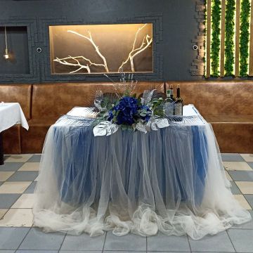 оформление на каркасе со световой гирляндой, шарами и декоративной композицией, юбка из фатина с цветной подложкой, свечи и декоративная композиция из зелени и цветов