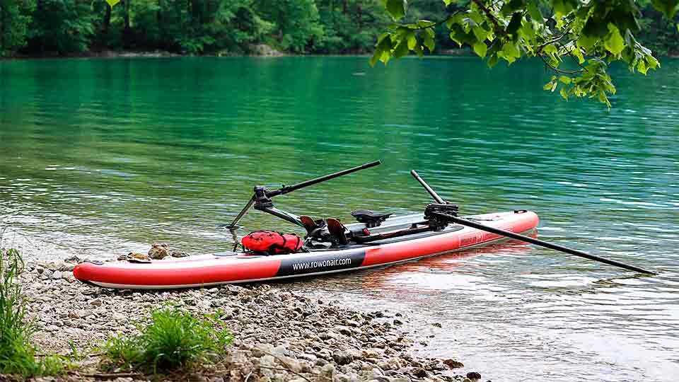 Гребная доска Airdeck MOJO 18 с Hi-tech системой RowVista® для академической гребли лицом вперед. Управляемый угол наклона лопасти. Устанавливается на лодки Row on, надувные или жесткие доски SUP, каяки, байдарки, каноэ и гребные лодки. ROWonAIR® - сделано в Австрии.