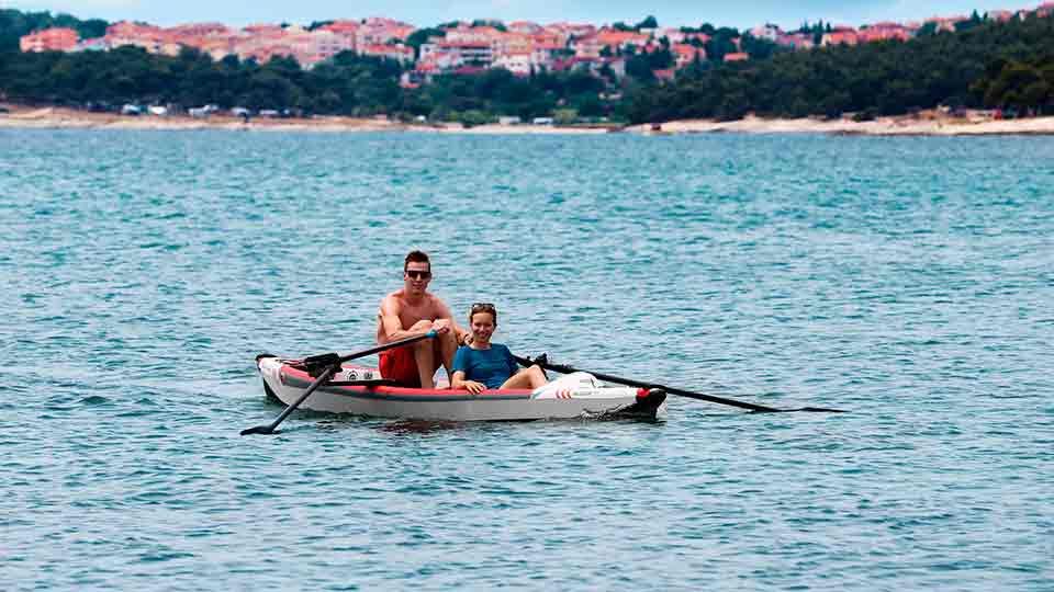 Гребная система RowVista® для академической гребли лицом вперед на каяке байдарке Airdeck AIRKAYAK. Управляемый угол наклона лопасти. Устанавливается на лодки Row on, надувные или жесткие доски SUP, каяки, байдарки, каноэ и гребные лодки. ROWonAIR® - сделано в Австрии.