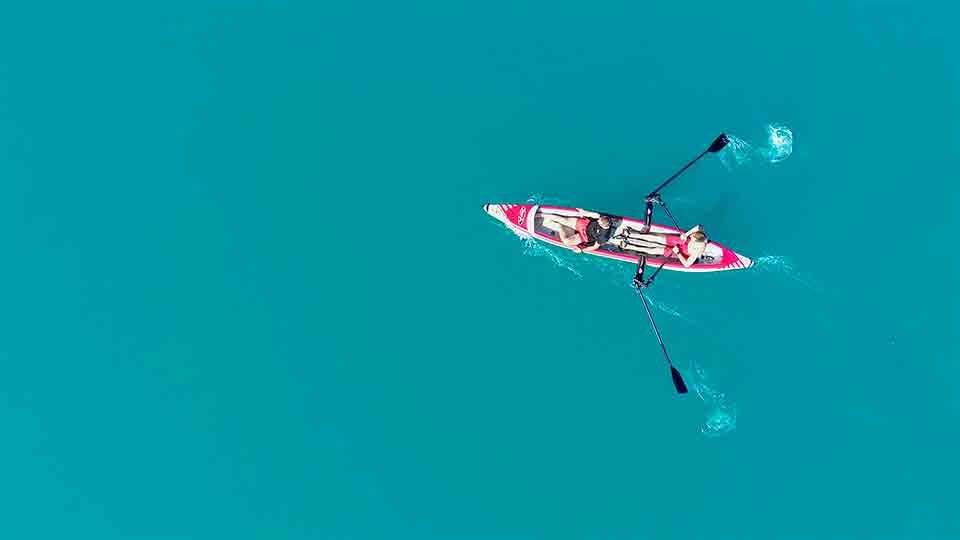 Гребная система RowVista® для академической гребли лицом вперед на каяке байдарке Airdeck AIRKAYAK. Управляемый угол наклона лопасти. Устанавливается на лодки Row on, надувные или жесткие доски SUP, каяки, байдарки, каноэ и гребные лодки. ROWonAIR® - сделано в Австрии.