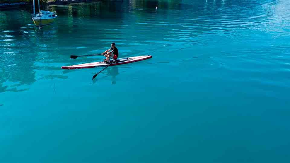 Гребная система RowVista® для академической гребли лицом вперед  на доске Airdeck DUDE 18. Управляемый угол наклона лопасти. Устанавливается на лодки Row on, надувные или жесткие доски SUP, каяки, байдарки, каноэ и гребные лодки. ROWonAIR® - сделано в Австрии.