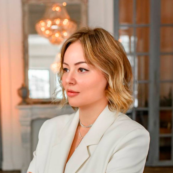 Специалист по психосоматике, гипнолог, арт- терапевт, карма-терапевт.