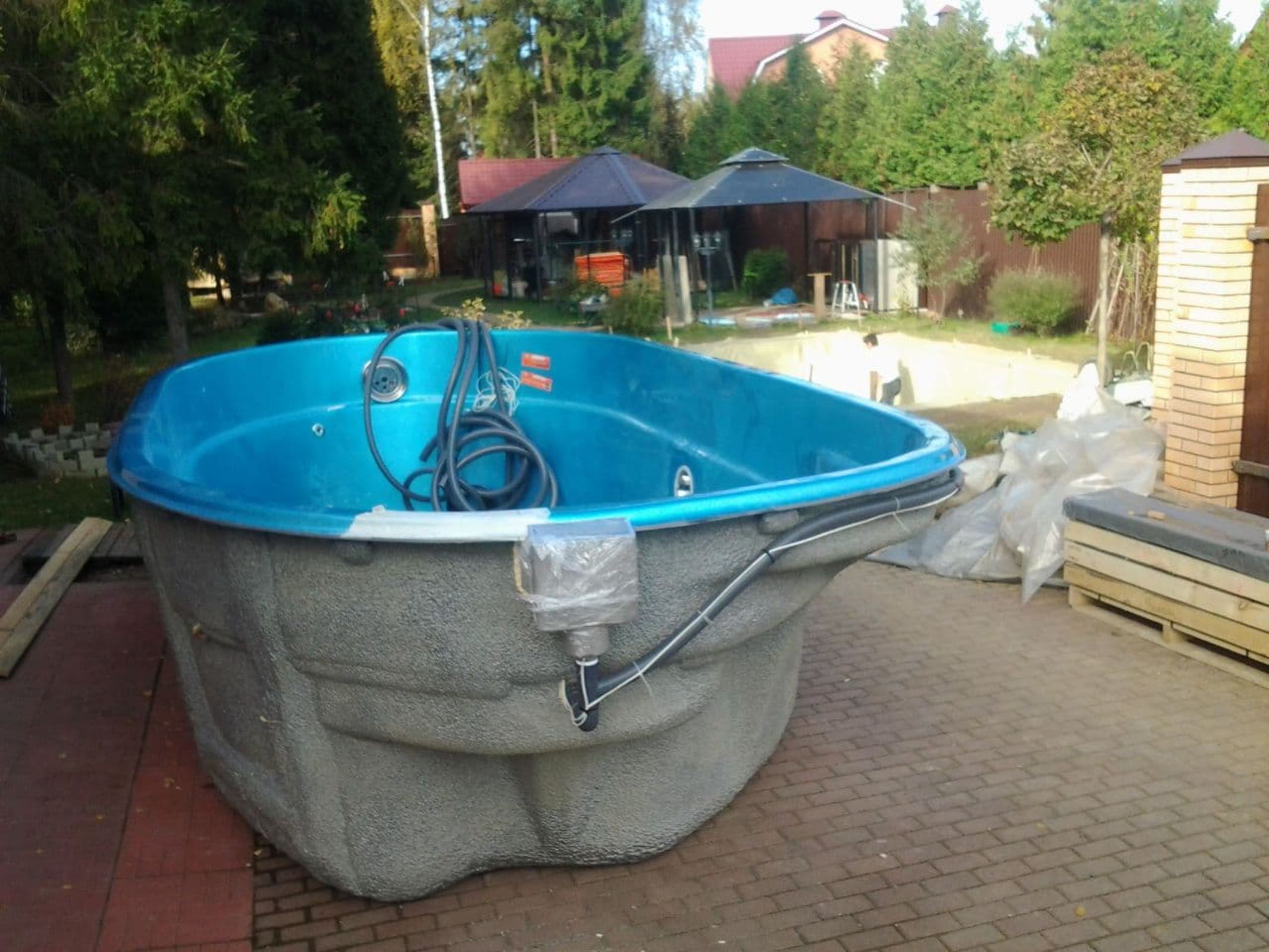 монтаж композитной чаши бассейна