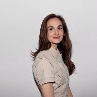 Специализируется на лечении кариеса и осложнений, художественной реставрации зубов. Комфортное лечение пациентов с использованием дентального микроскопа.