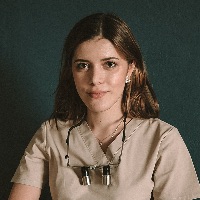 Специализируется на лечении кариеса и осложнений, художественной реставрации зубов. Комфортное лечение пациентов с использованием дентального микроскопа.
