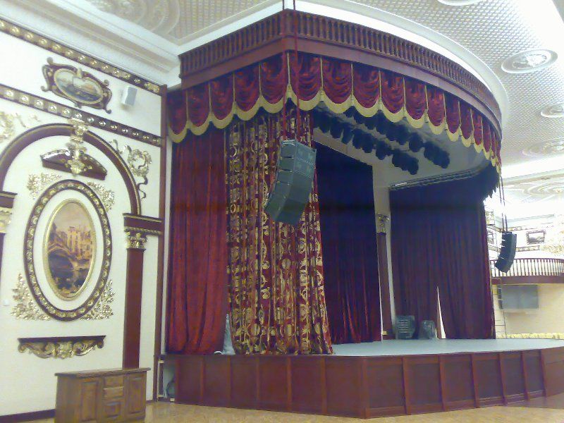 Банкетный зал в ТЦ Европейский. Оформление сцены и стен бархатом от компании Hope And Phillips