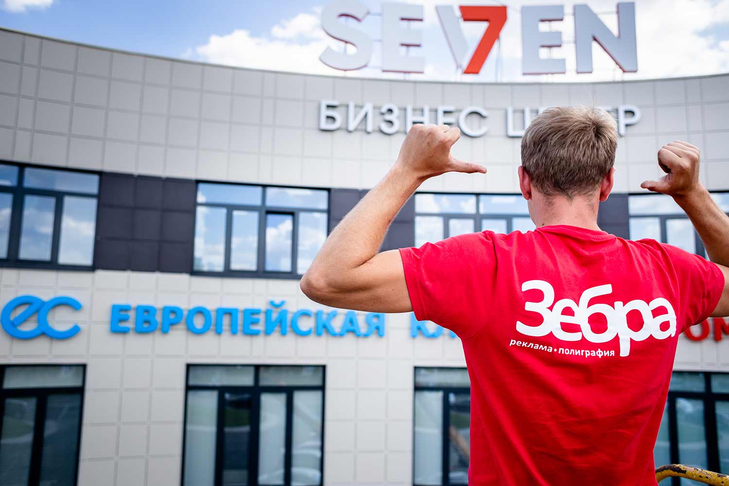 монтаж световой вывески