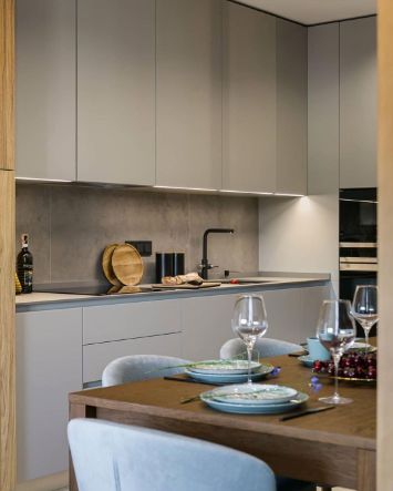 Кухня и гостиная, разделенные перегородкой из бруса 3