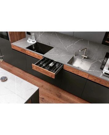 темная кухня с островом 6