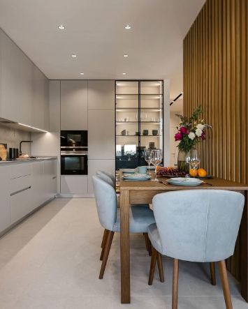 Кухня и гостиная, разделенные перегородкой из бруса 1