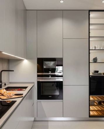 Кухня и гостиная, разделенные перегородкой из бруса 2