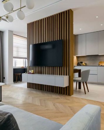 Кухня и гостиная, разделенные перегородкой из бруса 6