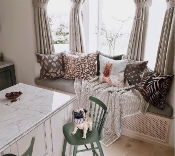 Кухня зеленого цвета из массива дерева с островом 2