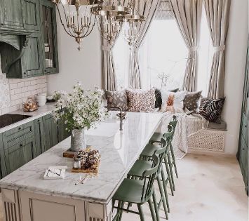 Кухня зеленого цвета из массива дерева с островом 1