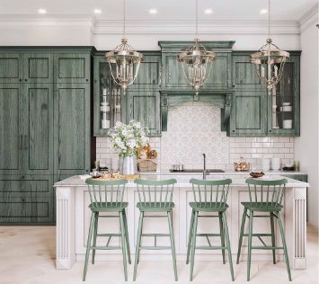 Кухня зеленого цвета из массива дерева с островом 3