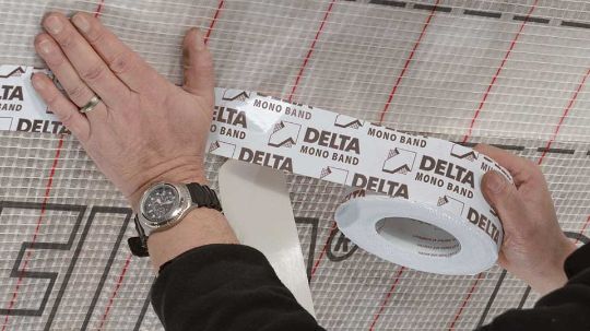 проклейка пароизоляции в каркасном доме