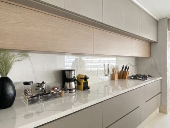 Лаконичная кухня с комбинированными фасадами (эмаль и натуральный шпон)