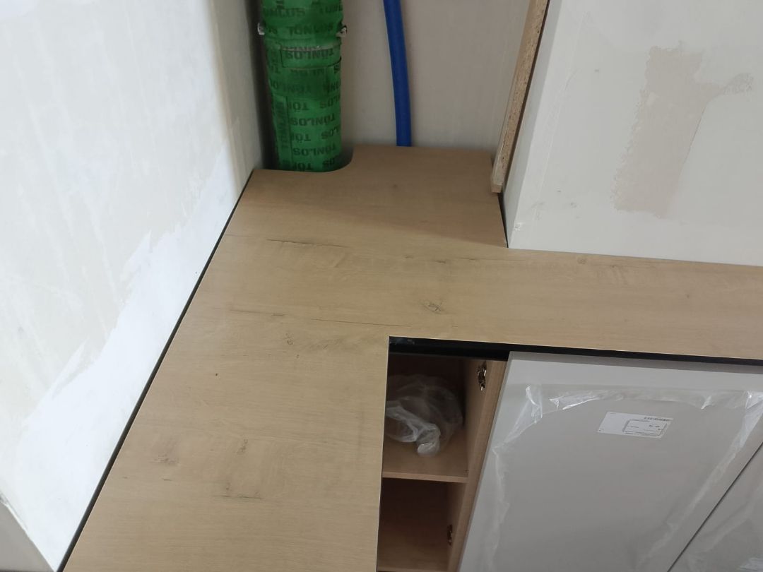 Профессионально выполненные вырезы на столешнице из компакт плиты