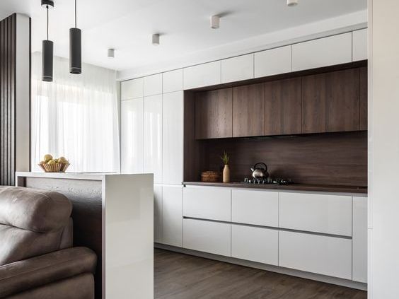 изящная стильная кухня с белами глянцевыми фасадами в сочетании с натуральным шпоном 