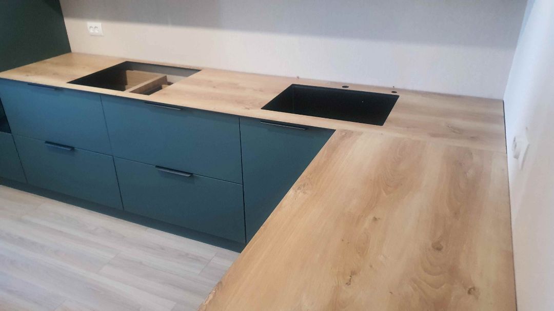 Угловая стильная столешница для современной кухни