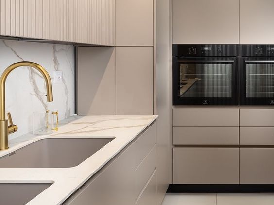 Бежевая кухня со столешницей из премиального искусственного камня
