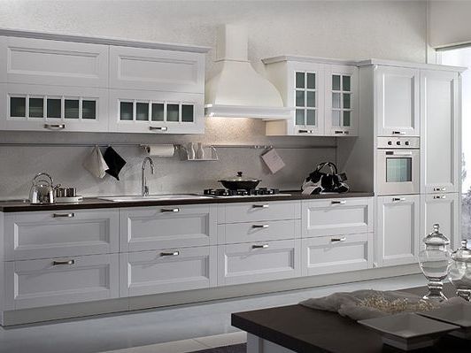 Большая кухня в белом цвете из эксклюзивных материалов
