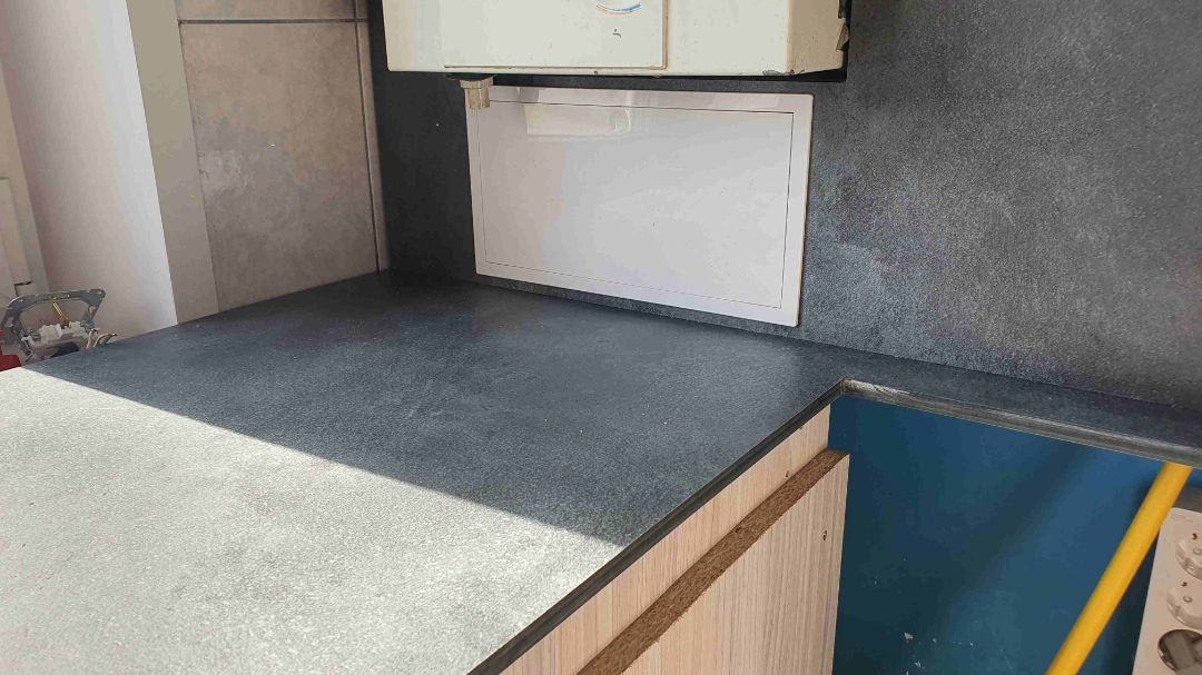 Люк в стеновой панели из компакт плиты для обслуживания коммуникаций